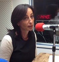 photo de Véronique Speltdoorne assise devant un micro de radio