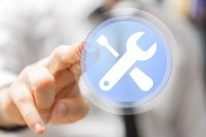 un homme clique sur l'icone "outil" d'un écran tactile