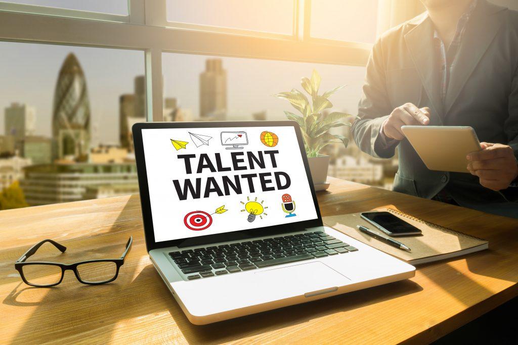 les mots talent wanted écrits sur l'ecran d'ordinateur d'un recruteur
