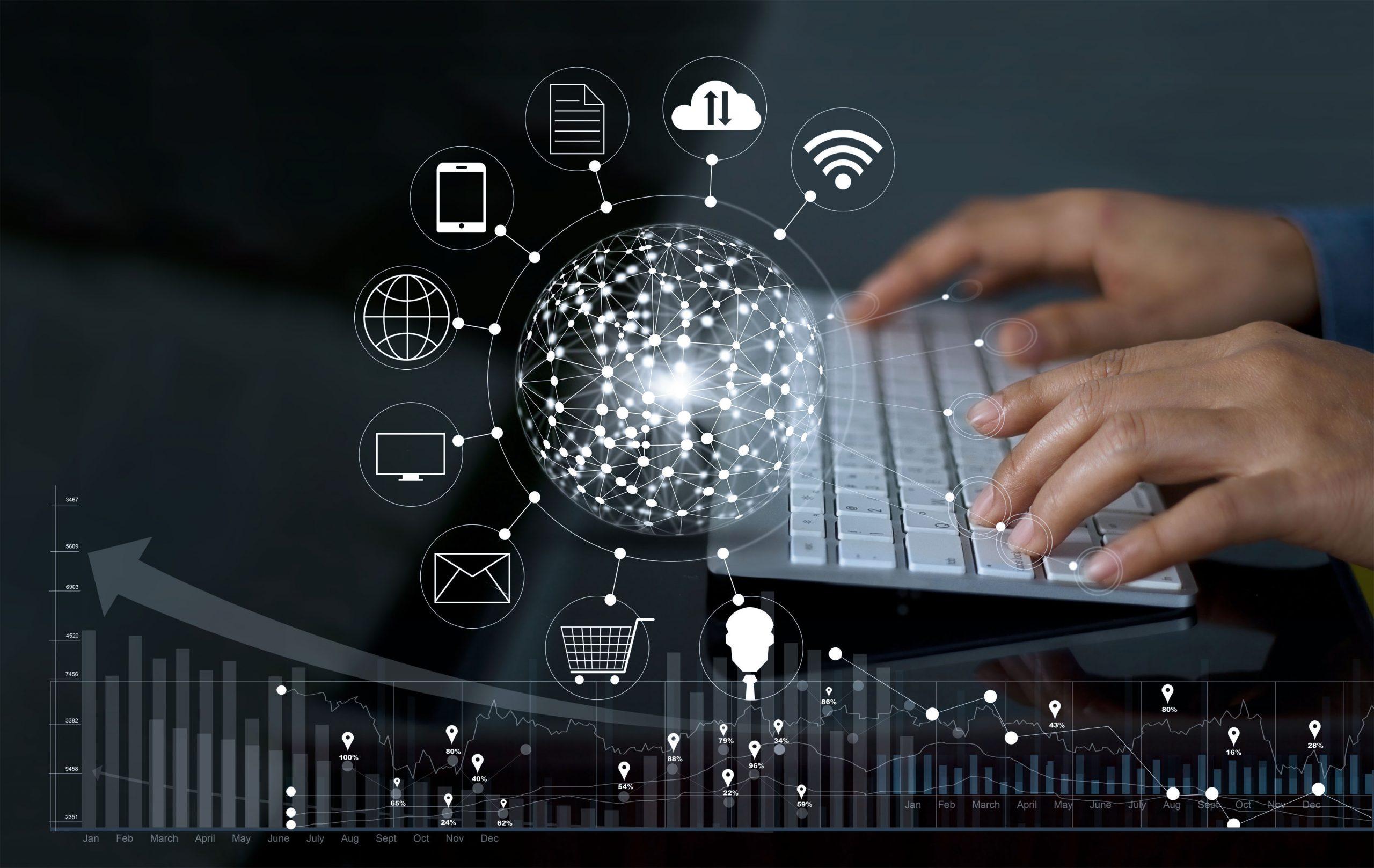 visuel des mains d'un homme sur un clavier d'ordinateur avec dessous un graphique de statistiques et au centre différentes icones d'un site internet