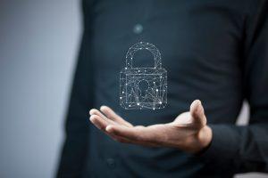 cadenas en image de synthèse flottant au dessus de la main d'un informaticien