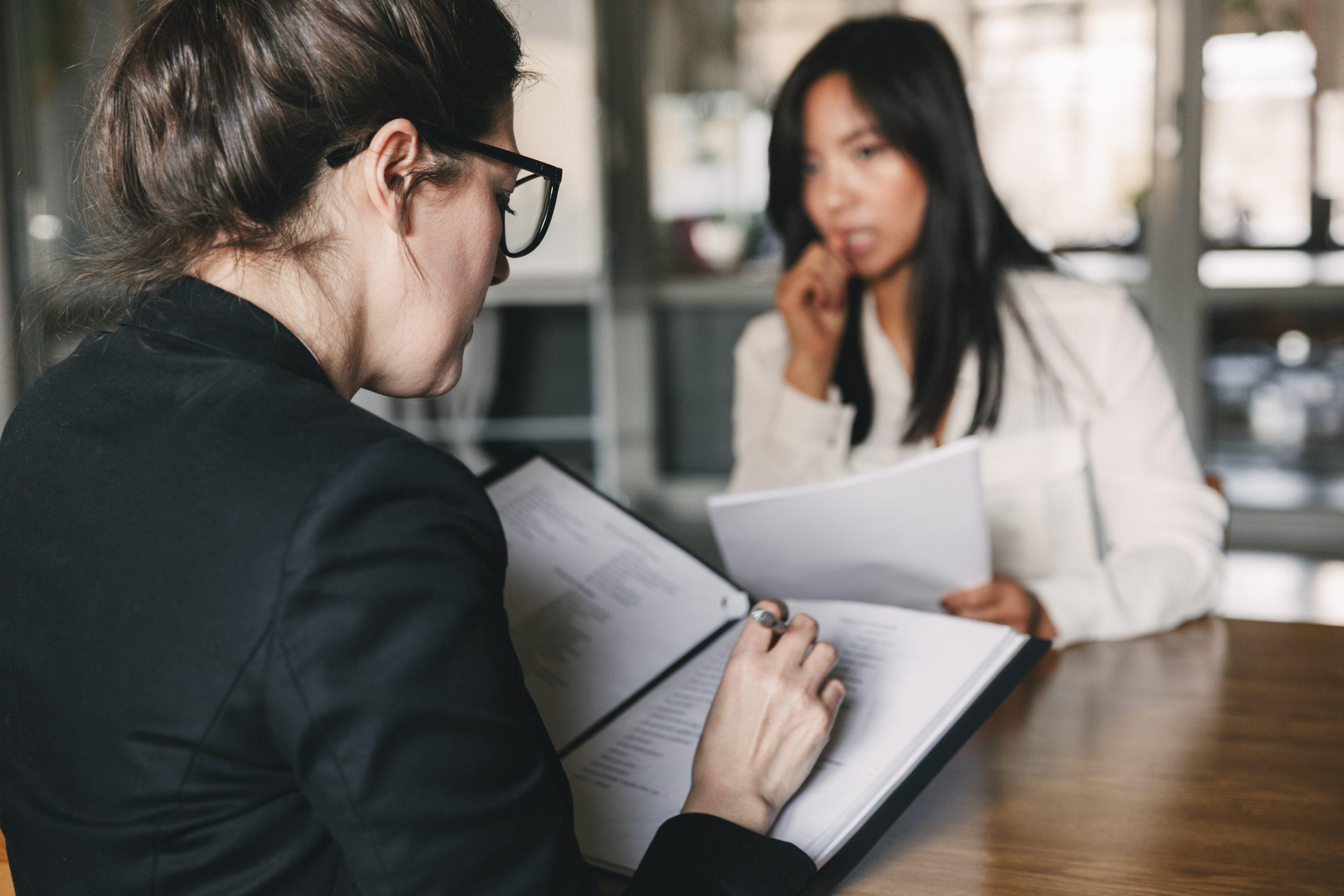 visuel d'un entretien annuel entre 2 femmes, employeur et salariée