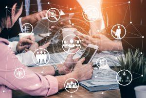 Interface graphique illustrant le recrutement professionnel d'employés et la recherche par des chasseurs de têtes de candidats à rencontrer