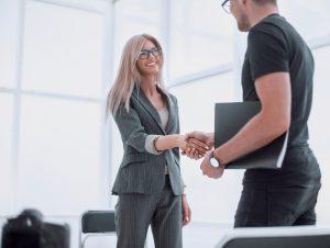 une recruteuse et un candidat se serrant la main