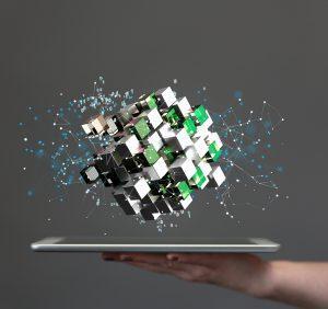 assemblement de cubes digitaux virtuel flottant au dessus d'une tablette numérique