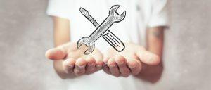 pictogramme d'outils au dessus des mains d'un technicien illustrant les métiers de l'IT