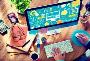 bureau d'un web designer en train de travailler