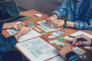 3 recruteurs échangent sur les compétences d'un candidat