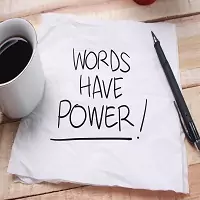 visuel d'une feuille de papier blanche où il est écrit words have power ! et posée sur un bureau avec à droite un stylo noir et à gauche un mug de café